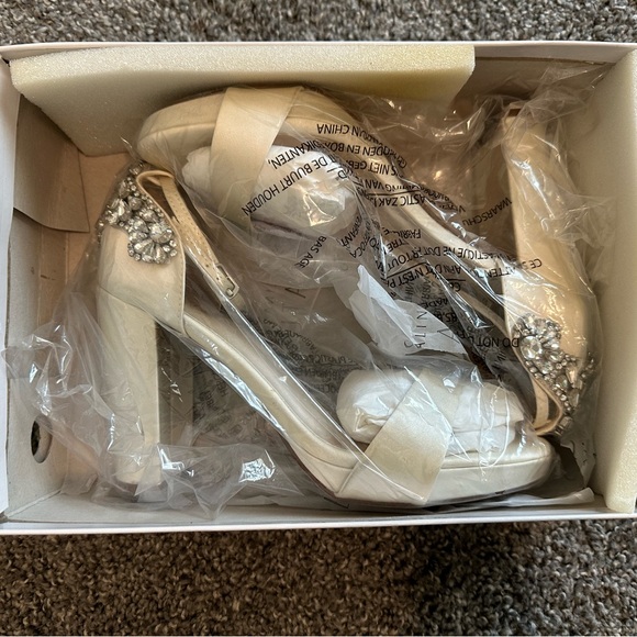 Galina Signature Ivory Platform Heel - Picture 3 of 7